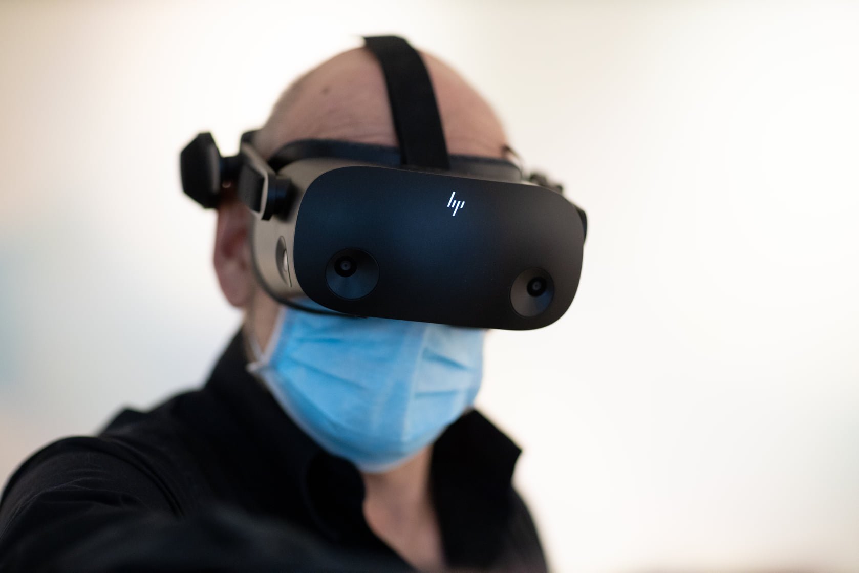 Vitreus Ombre — visitor in VR headset at the opening, Galerie Art Mûr