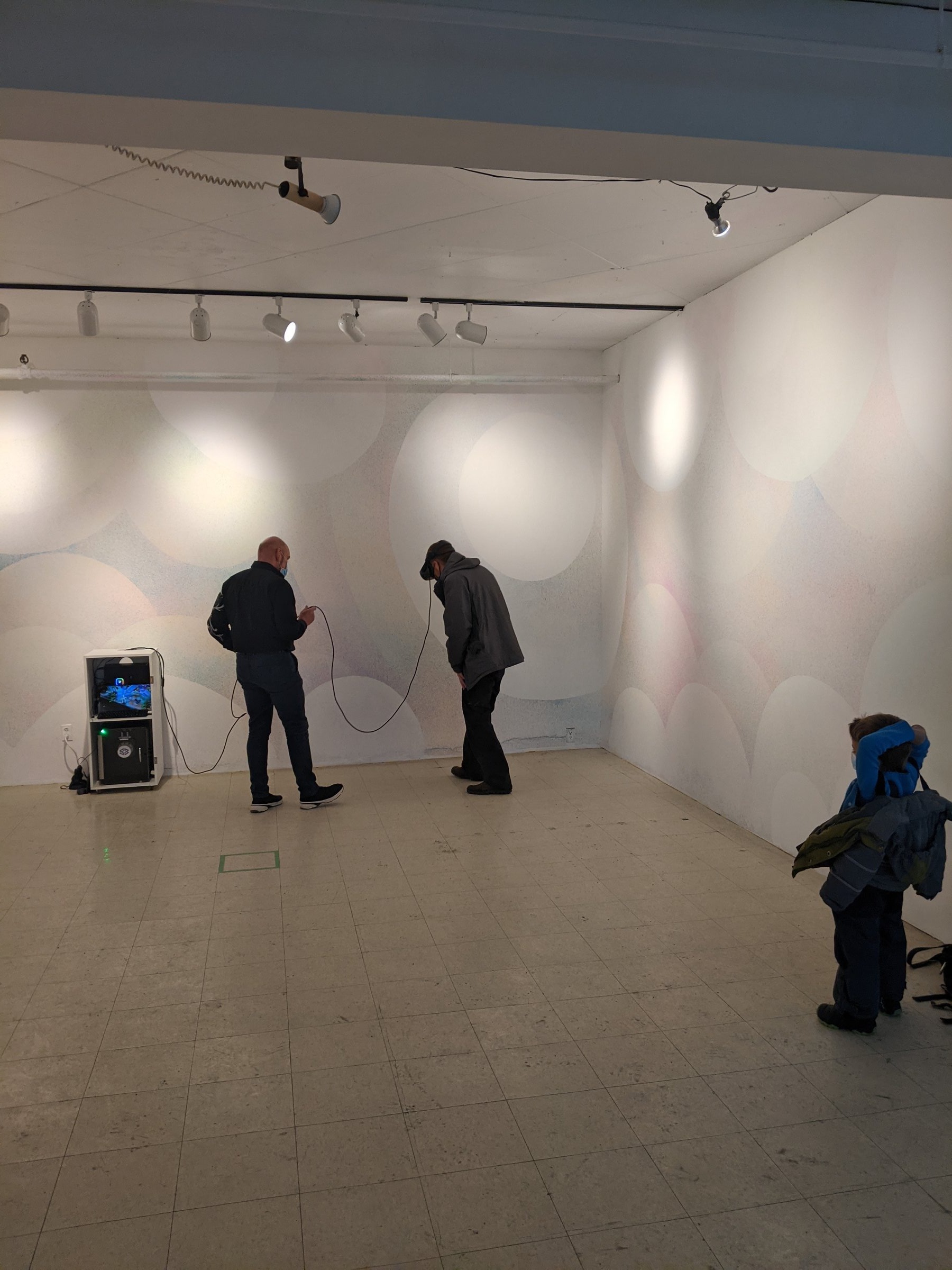 Vitreus Ombre — visitors exploring the VR station beneath the gallery lighting