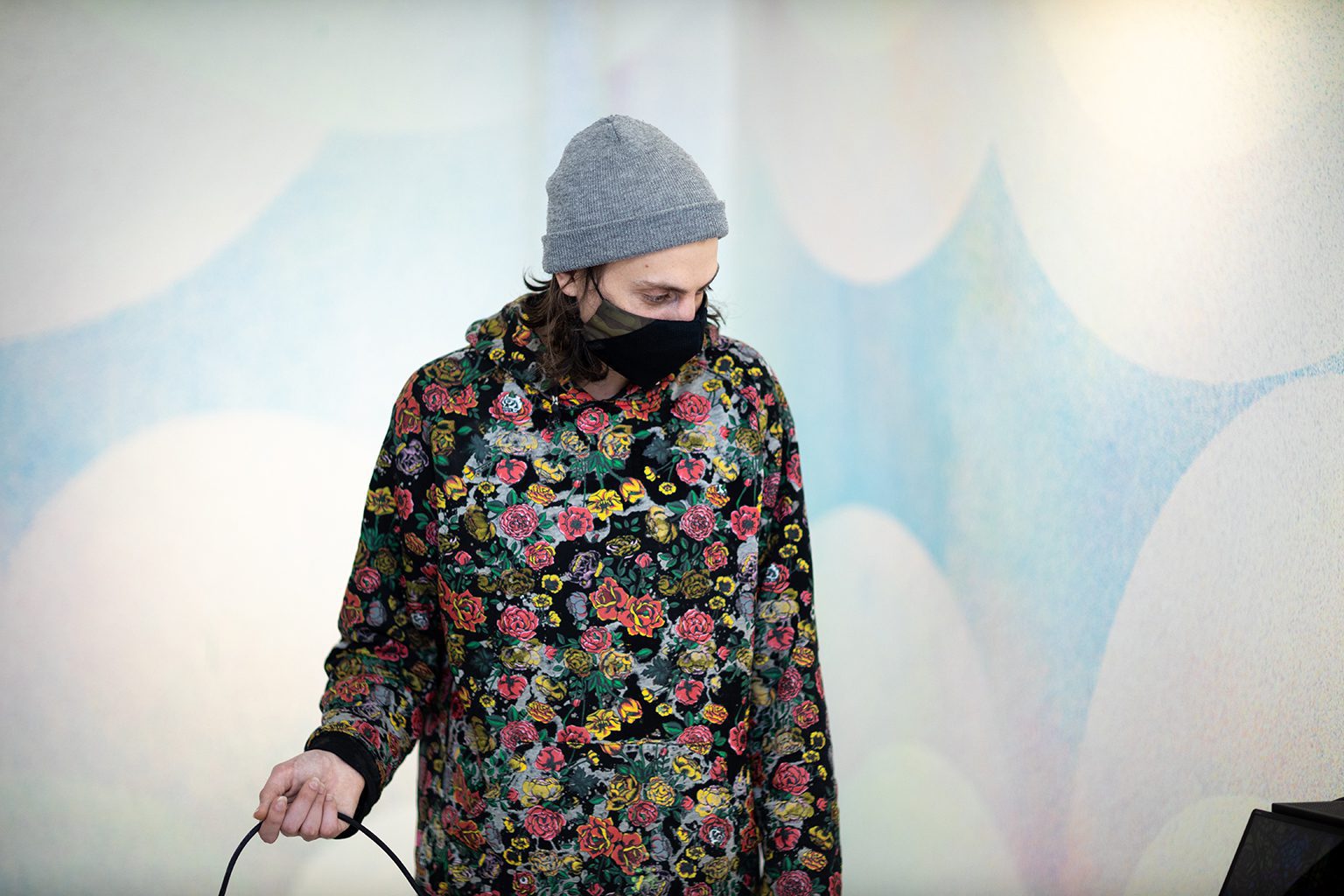 Vitreus Ombre — installation view at Galerie Art Mûr, visitor experiencing VR